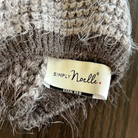 Knit hat with pom pom - Picture 5 of 6